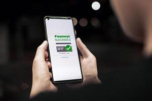 en línea financiero actas y pago exitoso. de cerca de mano utilizando teléfono inteligente para pago de compras transacción por crédito tarjeta en línea bancario foto