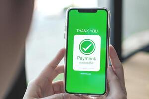 en línea financiero actas y pago exitoso. de cerca de mano utilizando teléfono inteligente para pago de compras transacción por crédito tarjeta en línea bancario foto