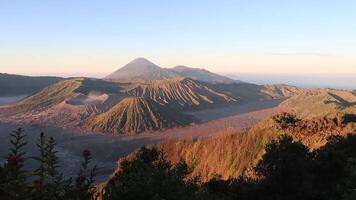 bellissimo paesaggio di montare bromo vulcano durante Alba, est Giava, Indonesia video