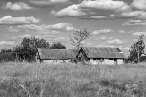 hermosa y antigua casa de campo abandonada en el campo sobre fondo natural foto