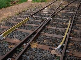 el tren pistas son hecho de oxidado hierro, pero son todavía poder a apoyo el peso de el tren foto