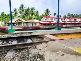 pasajero tren carruajes ligado para padang - kayutanam son en apoyar a el ferrocarril estación en kayutanam, padang pariaman regencia, Oeste Sumatra provincia en Indonesia foto