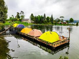 un cámping sitio en el lago diatas zona como bien como un turista Mancha en pimpiang isla en alahan panjang, solok regencia, Oeste Sumatra provincia, Indonesia foto