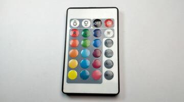televisión remoto controlar con multicolor botones aislado en blanco antecedentes. foto