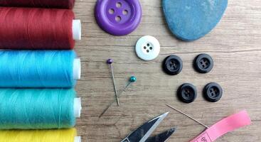 de coser accesorios en un de madera antecedentes de coser accesorios hilo tijeras patas cinta medida. foto