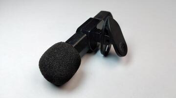 negro micrófono aislado en blanco antecedentes. de cerca de micrófono. foto