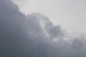 tormenta nubes en el cielo durante verano foto