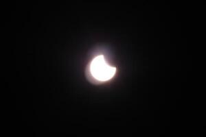 parcial solar eclipse en pensacola Florida en octubre 17 2023 utilizando un cañón rebelde ts oscuro lente foto