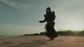 monge faz saltar corda esporte Treinamento em a areia dunas video