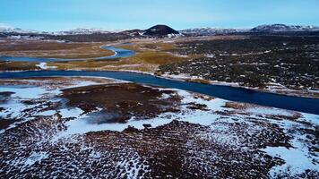 grande rio dentro Islândia panorama aéreo video