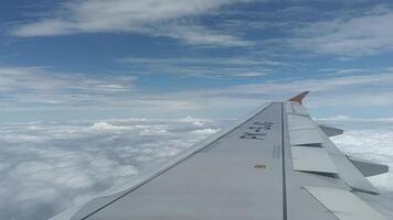 lapso de tiempo de nubes desde avión ventana video