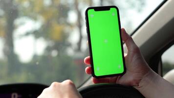 telefoon in auto, gebruik makend van telefoon, het rijden auto, rit een auto, smartphone groen scherm, chroma sleutel telefoon video