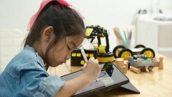 jovem menina desenhando em digital tábua com caneta caneta. video