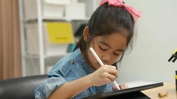 jovem menina desenhando em digital tábua com caneta caneta. video