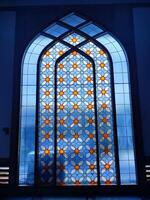 luz de la luna brilla mediante el ventana dentro el interior de el islámico mezquita. Ramadán kareem islámico antecedentes. foto