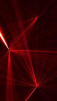 Vertikale Video - - hoch Geschwindigkeit Laser- Licht Show auf schwarz Hintergrund mit blinkt rot farbig Laser- Balken. diese Musik- Performance Nachtleben Hintergrund Animation ist voll hd und ein nahtlos Schleife.