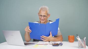 The man examining the files approves the files with his head. video