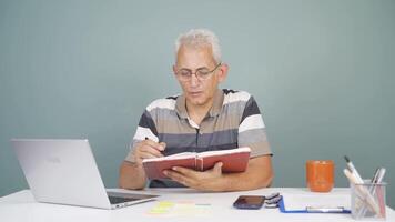 hombre con cuaderno piensa y toma notas video