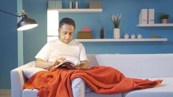 homem lendo uma livro enquanto deitado abaixo. video