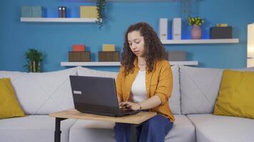 negatief uitdrukking van jong vrouw gebruik makend van laptop. video