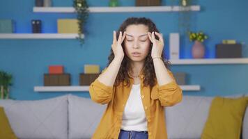 Jeune femme avec migraine est expérience douleur. video