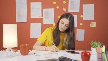 contento e soddisfatto ragazza bambino sembra a telecamera con positivo gesto espressione. video