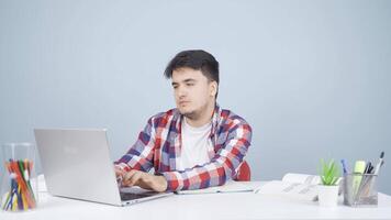 homem trabalhando em computador portátil com feliz expressão. video