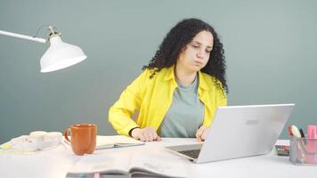 The young woman who got angry at what she saw on the laptop. video