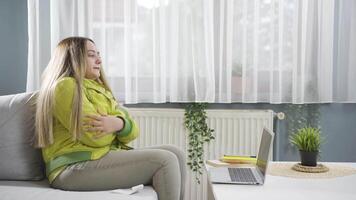 il giovane donna guardare a il alto gas conto è freddo. video