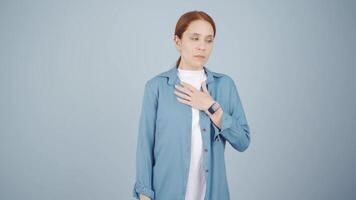 malato donna con rapido respirazione. il donna non può controllo sua respirazione. video