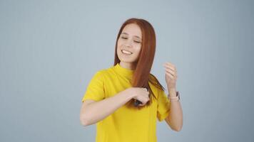 mujer peinada su cabello. pelo cuidado. video