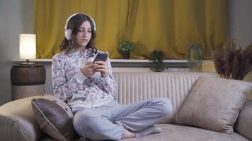 el joven mujer quien textos en el teléfono a hogar a noche es decepcionado. video
