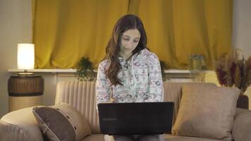 ung kvinna tittar på film på bärbar dator på natt. video