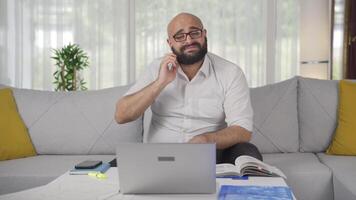 Home office worker man loosening his tie from stress. video