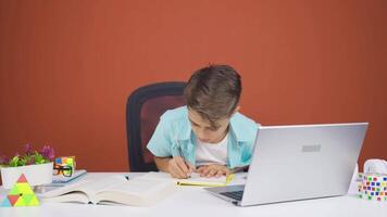 jongen werken moeilijk Aan laptop. video