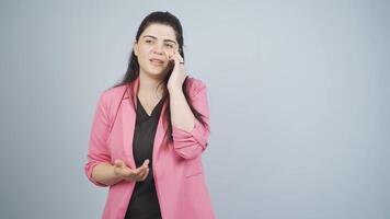 Geschäft Frau bekommen unterbrochen und wütend während reden auf das Telefon. video