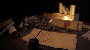 escritura con luz de una vela en el histórico auténtico lugar. video