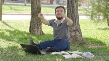 Universidad enano estudiante mirando a cámara y alegría. video