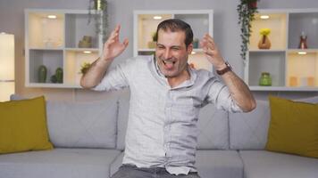 el hombre es bailando en un gracioso forma. video