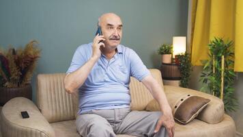 homem falando em a telefone com uma feliz expressão. video