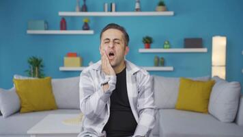 Mann mit Zahnschmerzen. video