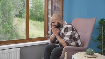 Christian Mann beten im Vorderseite von das Fenster. video