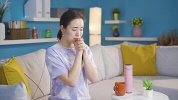 Orando asiático joven mujer. video