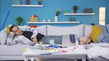 lat man är för lat till skaffa sig upp till skaffa sig något. video