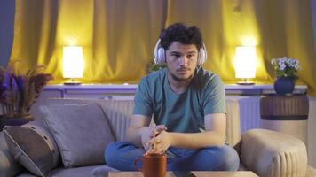 traurig und unzufrieden Mann Hören zu Musik- beim Nacht beim heim. video