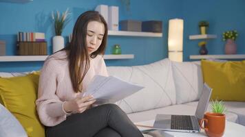 asiático joven mujer comprobación y comparando documentos. video