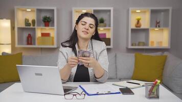 casa ufficio lavoratore donna orgoglioso, i soldi felicità. video