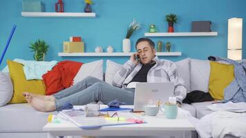 lat man skrattande på telefon i hand och inte håller på med hans jobb. video