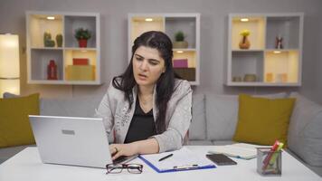 Accueil Bureau ouvrier femme obtient frustré. video