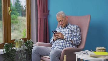 man textning med Lycklig uttryck. video